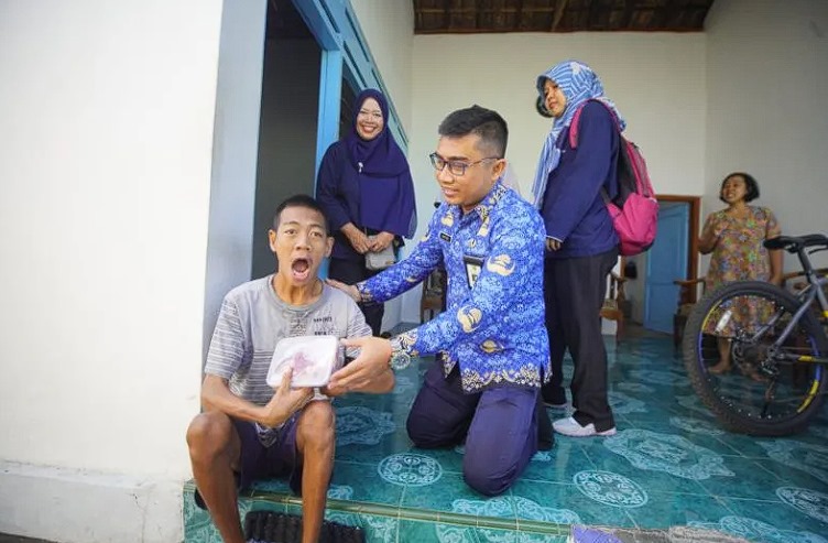 Lurah Kejuron Andyka Yuliatama didampingi pekerja sosial masyarakat menyalurkan paket daging kurban dari Pemkot Madiun kepada masyarakat yang membutuhkan, di antaranya anak dengan kondisi 