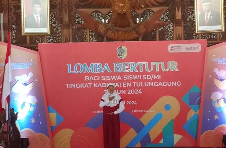 Salah satu peserta tampil dalam lomba bertutur yang digelar di Pendopo Kongas Arum Kusumaning Bongso, Tulungagung, Rabu (19/6/2024) (ANTARA/HO - Prokopim Tulungagung)