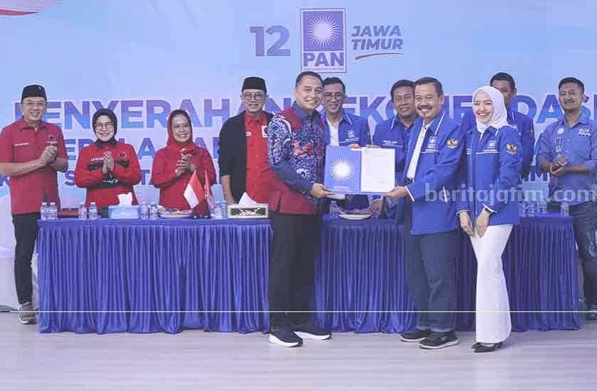 DPD PAN Surabaya menyerahkan surat tugas ke Bakal Calon Wali (Bawali) Eri Cahyadi untuk Pilwali Surabaya 2024.Beritajatim