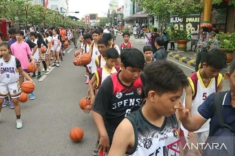 Ribuan siswa Mengikuti kegiatan 'dribble' bola basket terbanyak yang digelar dalam rangkaian peringatan ke-106 Hari Jadi Kota Madiun dan berhasil pecahkan rekor MURI. (ANTARA/Louis Rika)