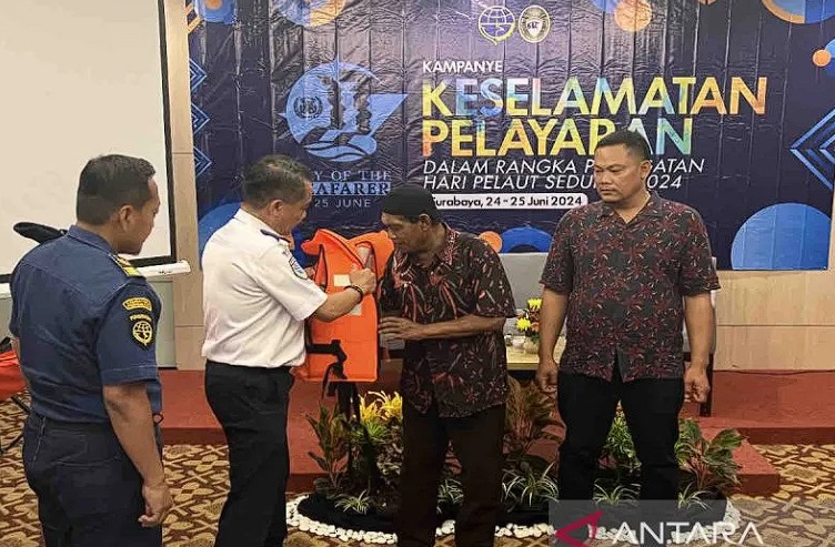 Kemenhub Bagikan 200 Pelampung Gratis Ke Nelayan di Tanjung Perak