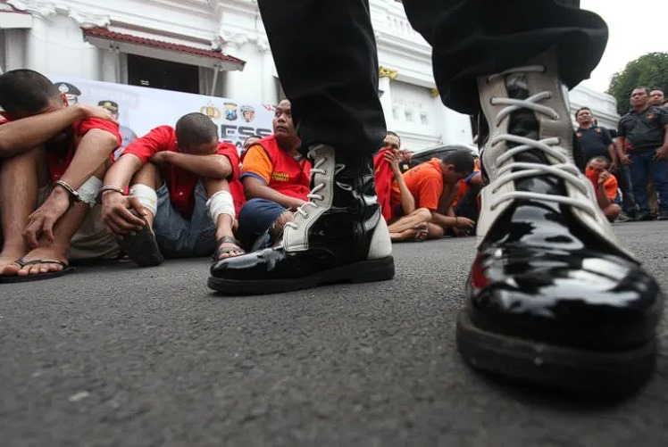 Polisi menghadirkan sejumlah tersangka saat ungkap hasil Operasi Sikat Semeru di Polrestabes Surabaya, Jawa Timur, Senin (24/6/2024). ANTARA/Didik Suhartono