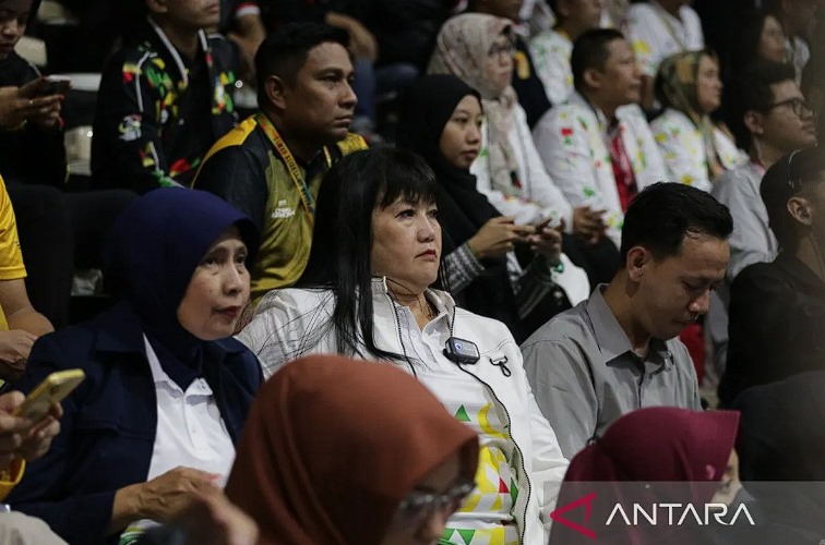 Ketum Pengprov Perbasi Jatim Grace Evi Ekawati (tengah) saat menghadiri pembukaan Asean University Games (AUG) 2024 di Gor Basket Unesa kampus 2 Lidah Wetan Surabaya, Selasa (25/6/2024) malam. ANTARA/Moch Asim