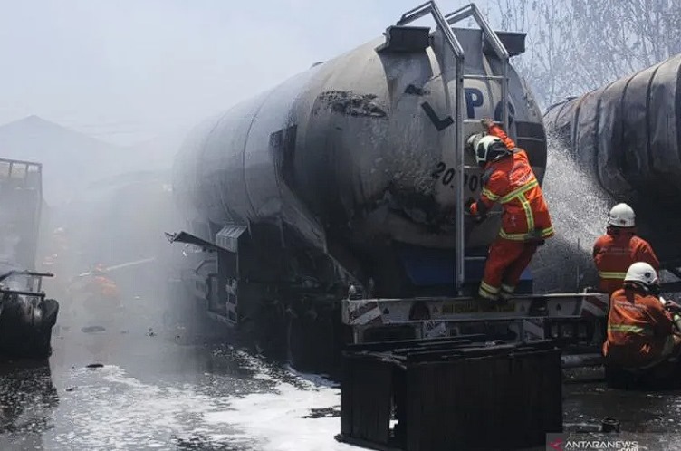 Kota Surabaya melakukan pembasahan truk tangki yang terbakar di kawasan Dumar Industri, Surabaya, Jawa Timur, Sabtu (12/9/2020). Sekitar 18 kendaraan pemadam kebakaran dikerahkan untuk memadamkan kebakaran diduga berawal dari kebakaran alang-alang yang me