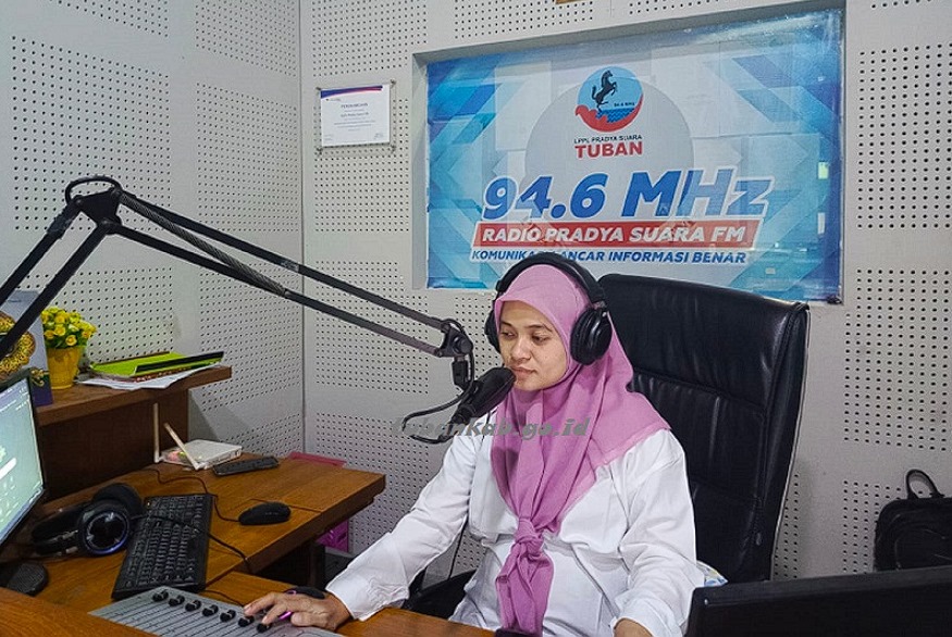 foto : Salah satu penyiar LPPL Radio Pradya Suara Tuban saat siaran. (yavid)