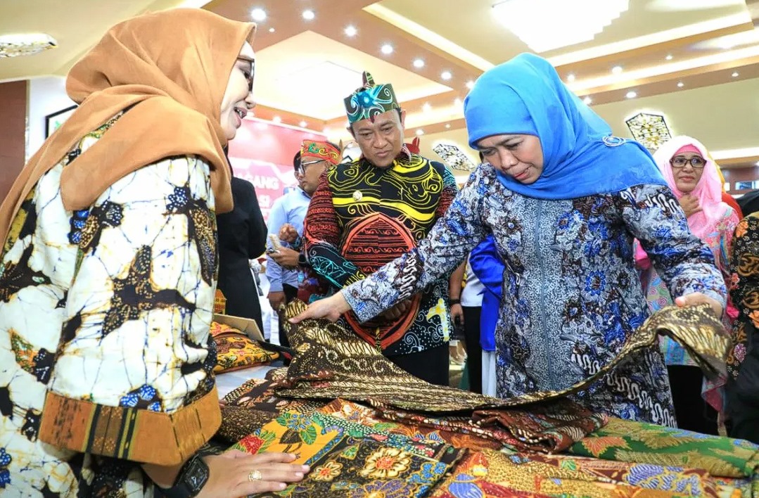 Khofifah Indar Parawansa saat melihat produk UMKM Jawa Timur beberapa waktu lalu. ANTARA/HO-Tim KIP