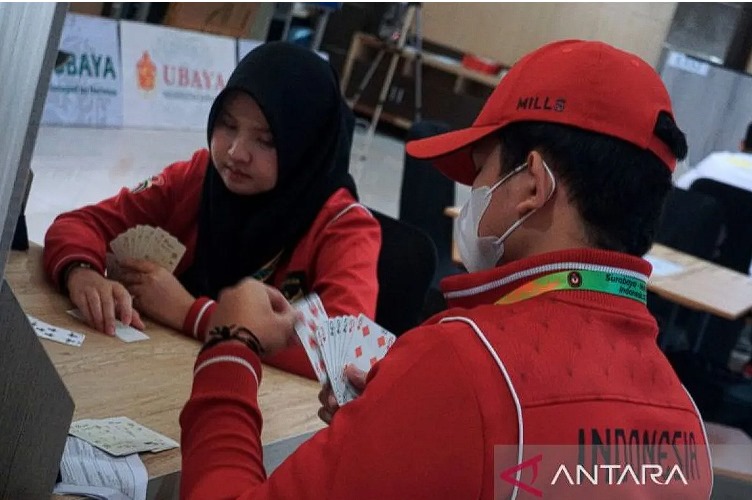 tlet Bridge Indonesia nomor pasangan, mix double, saat mengikuti kompetisi ASEAN University Games (AUG) 2024 di kampus Universitas Surabaya (Ubaya), Kamis (27/6/2024). ANTARA/Naufal Ammar Imaduddin