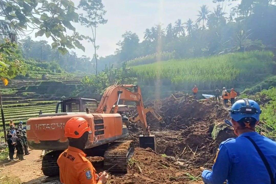 Petugas mengevakuasi korban tanah longsor di Kecamatan Kesamben, Kabupaten Blitar, Jawa Timur. ANTARA/HO-BPBD Jatim