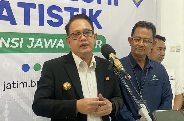 Penjabat (Pj) Gubernur Jawa Timur Adhy Karyono dalam konferensi pers BPS Jatim di Surabaya, Jawa Timur, Senin (1/7/2024). (ANTARA/Astrid Faidlatul Habibah)