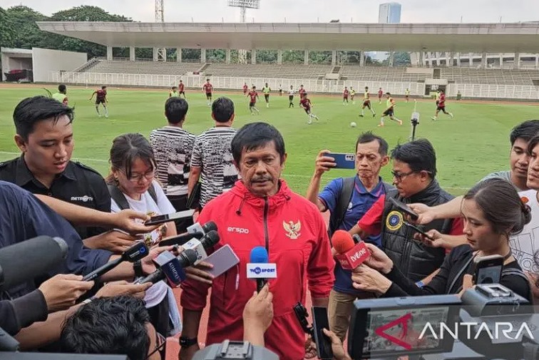 Pelatih timnas U-19 Indra Sjafrie menjawab pertanyaan pewarta di sela-sela memimpin latihan tim di Stadion Madya, Jakarta, Senin (1/7/2024). (ANTARA/RAUF ADIPATI)