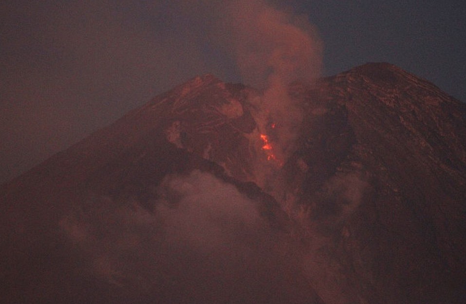 Gunung Semeru megneluarkan lava pijar.(Antara)