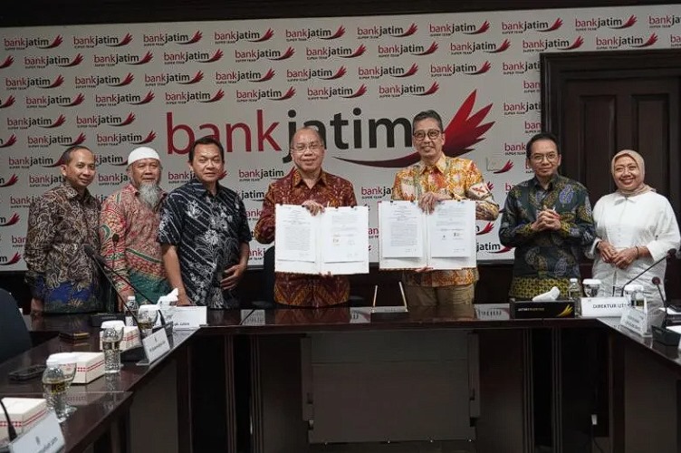 PT Bank Pembangunan Daerah Jawa Timur Tbk (Bank Jatim) melakukan penandatanganan kerja sama bersama PW) Muhammadiyah Jawa Timur tentang Layanan Jasa Keuangan di Surabaya, Jawa Timur, Rabu (3/7/2024). (ANTARA/HO-Bank Jatim)