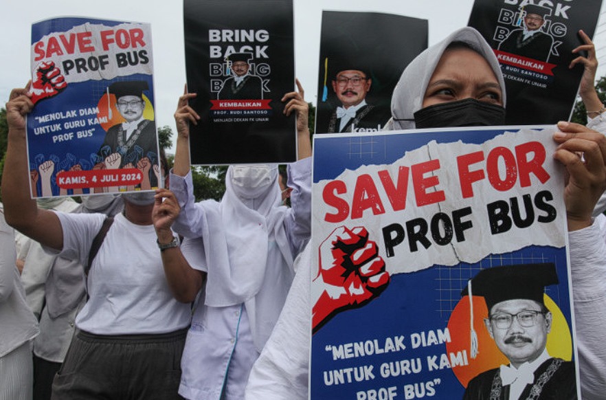 Guru Besar Protes Pencopotan Dekan Fakultas Kedokteran Unair Surabaya