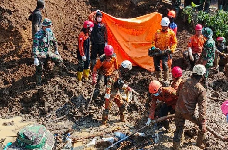 Petugas mencari korban tanah longsor di Kecamatan Kesamben, Kabupaten Blitar, Jawa Timur. Tiga korban ditemukan meninggal dunia, satu korban selamat. ANTARA/HO-BPBD Kabupaten Blitar.