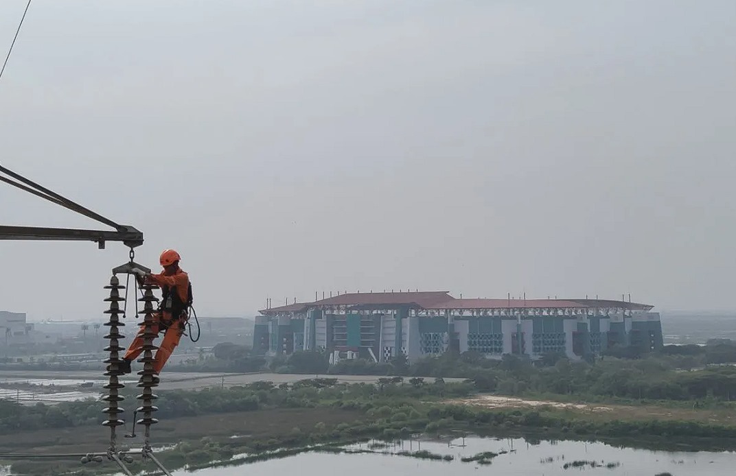 Pekerja PLN saat melakukan pekerjaan untuk menjaga keandalan listrik di kawasan Gelora Bung Tomo Surabaya. (ANTARA/HO-PLN)