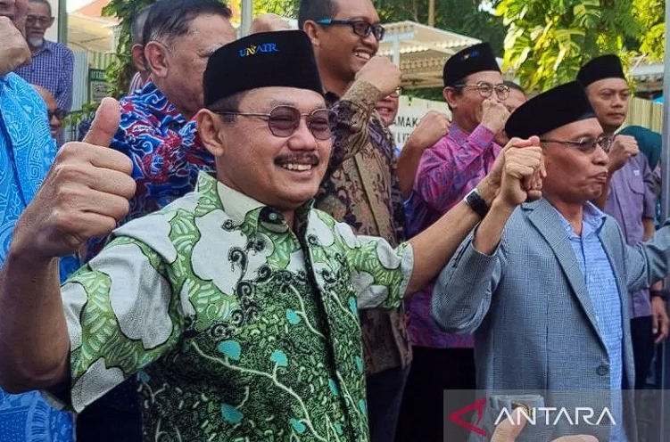 Rektor Universitas Airlangga (Unair) Surabaya Prof Mohammad Nasih (kanan) bergandengan tangan dengan Dekan Fakultas Kedokteran Prof Budi Santoso di kampus Unair, Selasa (9/7/2024). ANTARA/Willi Irawan/am.