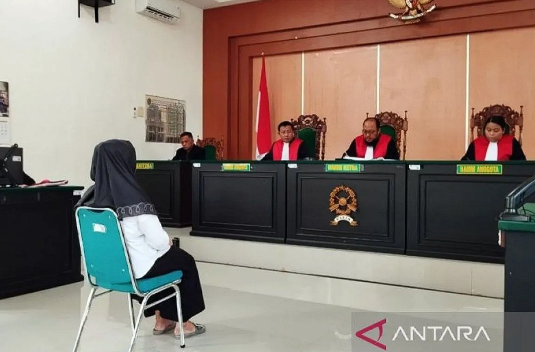 Suasana sidang kasus pembunuhan berencana menggunakan racun sianida di PN Pacitan. ANTARA/HO-PN Pacitan/Ayu/am.