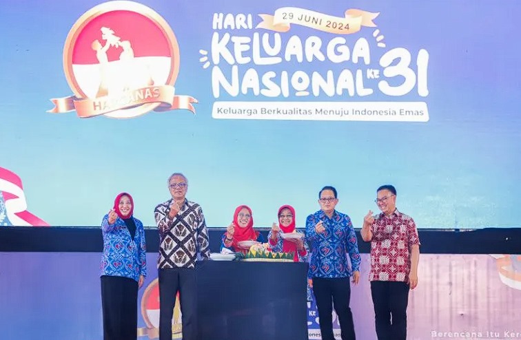 Pj Gubernur Jatim Adhy Karyono (kedua kanan) saat menghadiri Peringatan Hari Keluarga Nasional (Harganas) ke-31 di Jatim Expo (JX) Surabaya, Rabu (10/7/2024). ANTARA/HO-Biro Adpim Jatim.