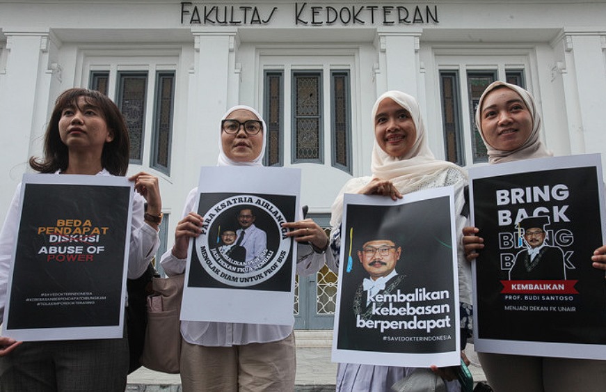 Sejumlah sivitas akademika membentangkan poster saat aksi di halaman Fakultas Kedokteran Universitas Airlangga.(ANTARA/DIDIK SUHARTONO)