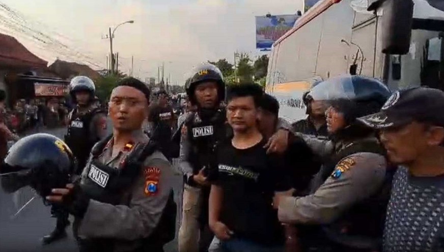 Dua pemuda mabuk yang memukuli dan menghadang bus diamankan polisi setelah dipukul penumpang bus. (Metro TV)