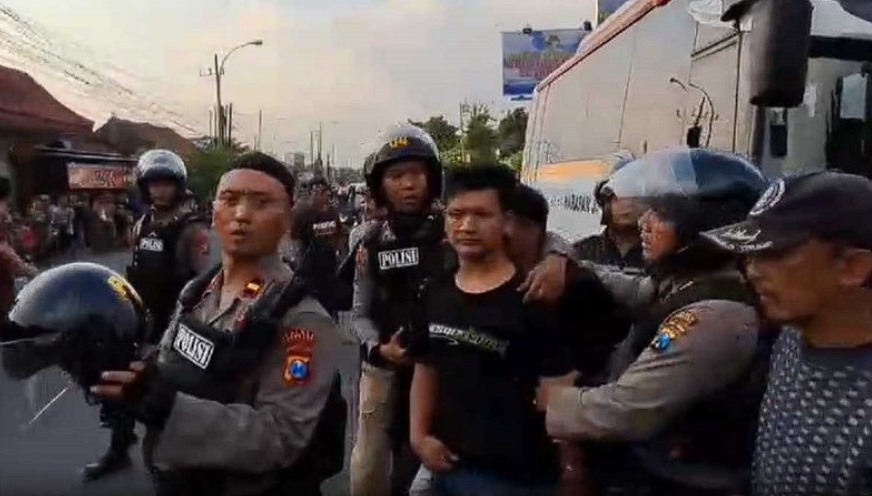 Meresahkan, Aksi Koboi 2 Pemuda Mabuk Halau Bus di Jombang
