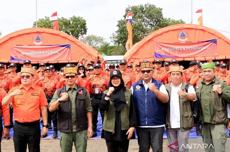 Kepala BNPB Letjen TNI Suharyanto, PJ Gubernur Jatim, BUpati Banyuwangi foto bersama di acara Sarasehan Gelar Peralatan dan Logistik Bencana 2024 di Pantai Boom Banyuwangi, jawa Timur. Minggu (14/7/2024) ANTARA/HO-Humas Pemkab Banyuwangi