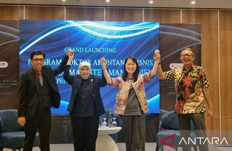 Peluncuran Program Doktor (S3) Akuntansi Bisnis dan Program Magister (S2) Manajemen Pendidikan Jarak Jauh (PJJ) di Surabaya. (ANTARA/Willi Irawan)