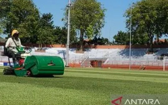 Petugas melakukan perawatan rumput di Stadion Gelora 10 November, Tambaksari, Surabaya, Jawa Timur jelang perhelatan Piala AFF U-19, pada 17-29 Juli 2024. ANTARA/Ananto Pradana.