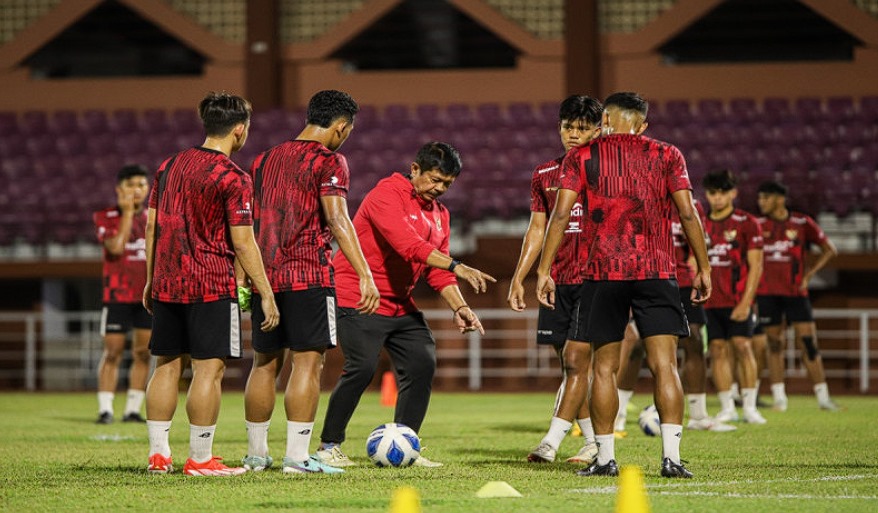 Pelatih Tim U-19 Indonesia Indra Sjafri (tengah) memberikan arahan saat memimpin latihan di Lapangan THOR, Surabaya, Jawa Timur.(Antara)