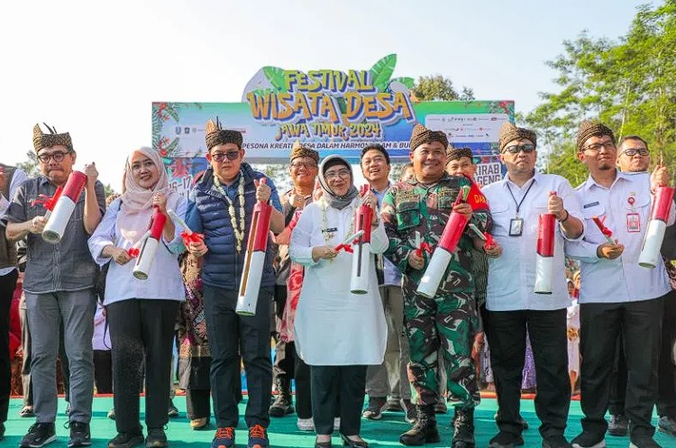 Pj Gubernur Jatim Adhy Karyono (tiga dari kiri) bersama Pj Bupati Lumajang Indah Wahyuni saat menghadiri peresmian Glamping Zona KIP di Desa Wisata Tumpak Selo, Rabu (17/7/2024). ANTARA/HO-Diskominfo Lumajang