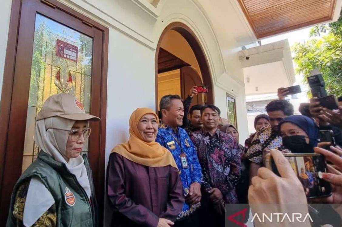 Khofifah Indar Parawansa (kedua kiri) usai menjalani pencocokan dan penelitian (Coklit) data pemilih di Surabaya, Rabu (17/7/2024). (ANTARA/Willi Irawan)