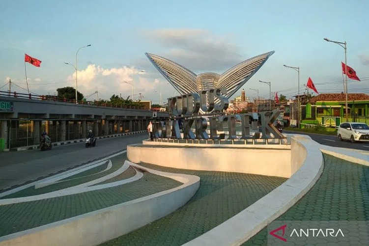 Pintu Gerbang Kudus Kota Kretek yang rencananya dilalui Jalan Tol Demak-Tuban. ANTARA/Akhmad Nazaruddin Lathif