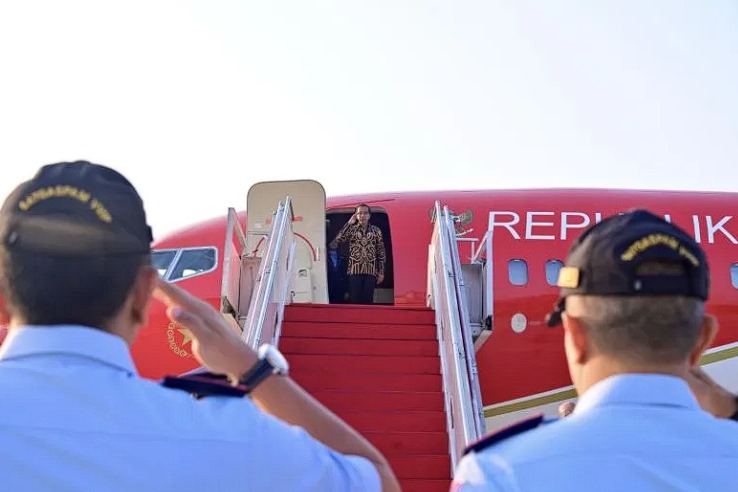 Presiden Joko Widodo bertolak ke Kota Surabaya, Provinsi Jawa Timur, menggunakan Pesawat Kepresidenan Indonesia-1 dari Bandara Halim Perdanakusuma Jakarta, Senin (22/7/2024), untuk meresmikan Konferensi dan Pameran Kelapa Internasional (Cocotech) Ke-51 Ta