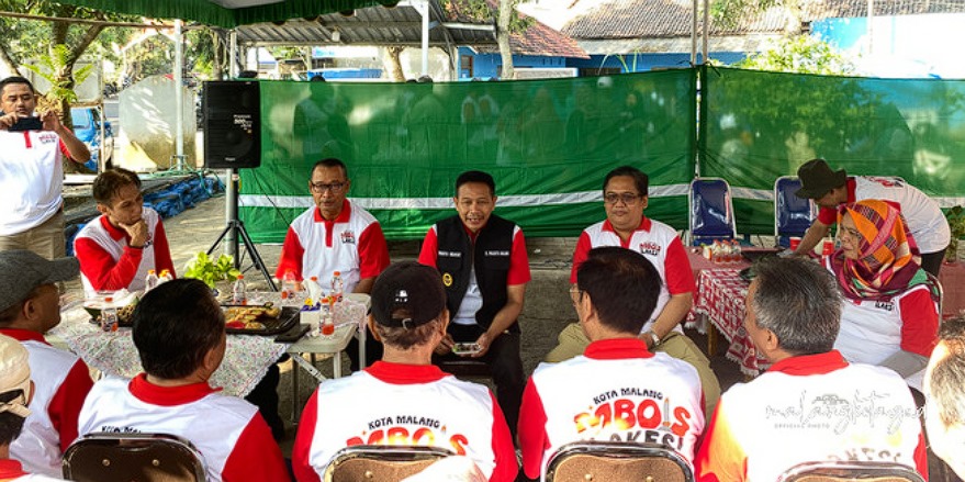 Penjabat (Pj.) Wali Kota Malang Dr. Ir. Wahyu Hidayat, MM berdiskusi saat program Gerakan Angkut Sampah Sedimen (GASS) di Jalan Dr. Wahidin Kelurahan Rampal Celaket