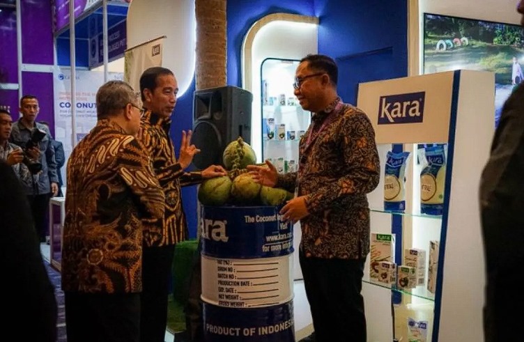 Presiden Joko Widodo berkomunikasi dengan Corporate Communication Sambu Group Dwianto Arif Wibowo di booth Kara, Antaranews