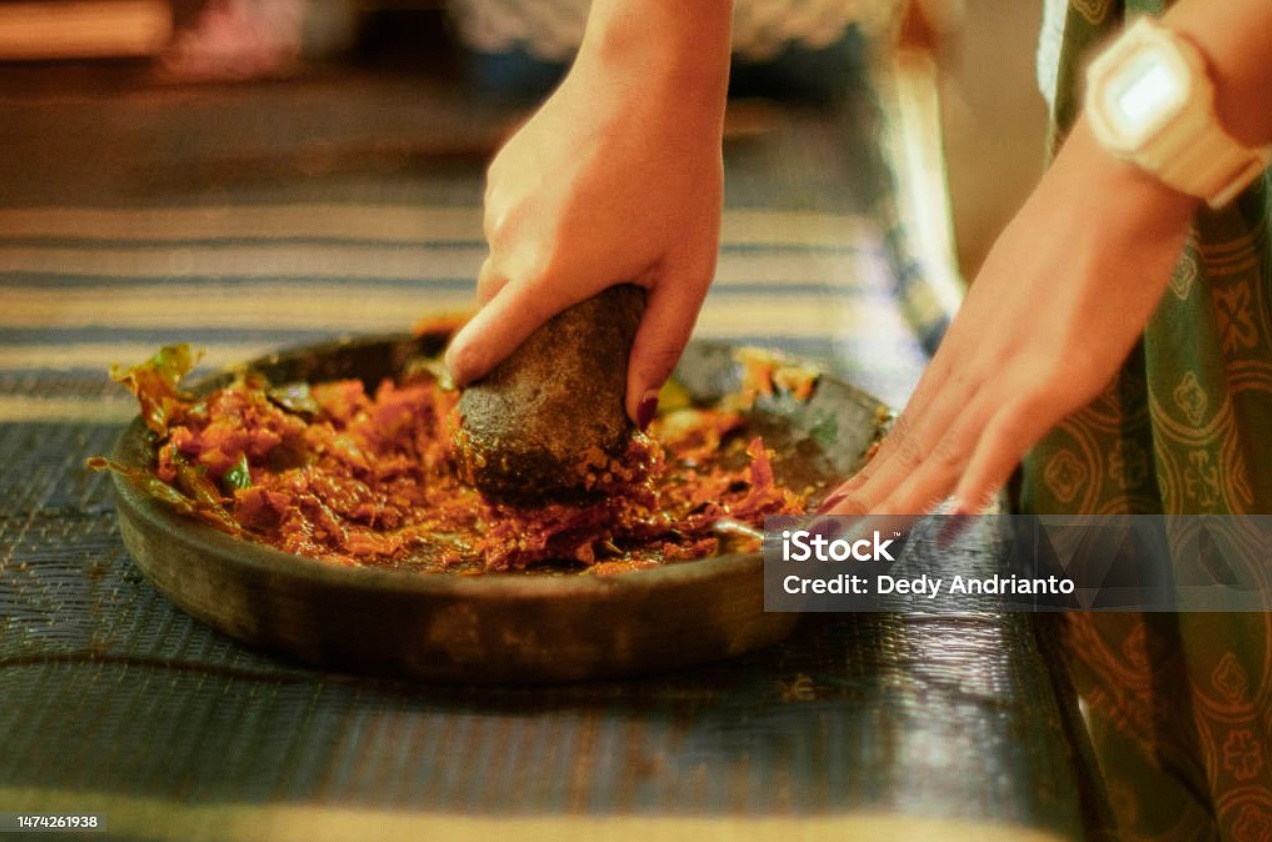 Close Up Gadis Asia Membuat Sambal Traditional Chilli Paste Untuk Bumbu Makan Menggunakan Stone Mortar, Dedy  Andrianto