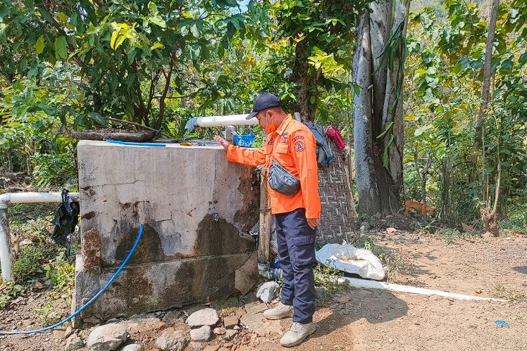 Petugas memeriksa tandon air warga di salah satu daerah rawan terdampak bencana kekeringan di Ponorogo, Rabu (24/7/2024) (ANTARA/HO - BPBD Ponorogo)