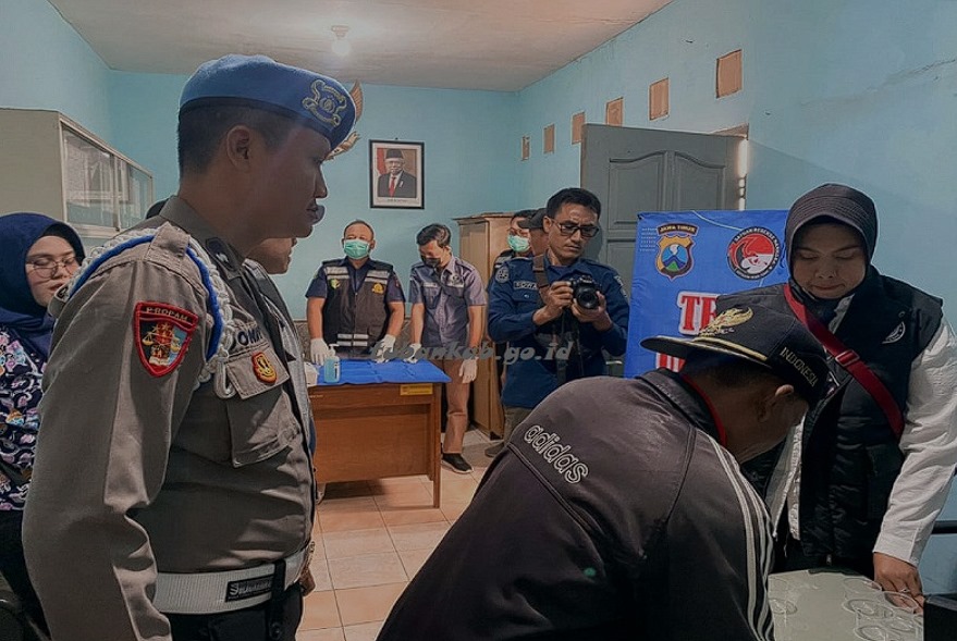 Sebanyak 40 sopir di PT Semen Indonesia Logistik (Silog) Tuban mengikuti tes urine yang diadakan oleh Satreskoba Polres Tuban bersama Badan Narkotika Nasional Kabupaten (BNNK) Tuban pada Rabu, 24 Juli 2024. Tes urine ini dilakukan merespons laporan masyar