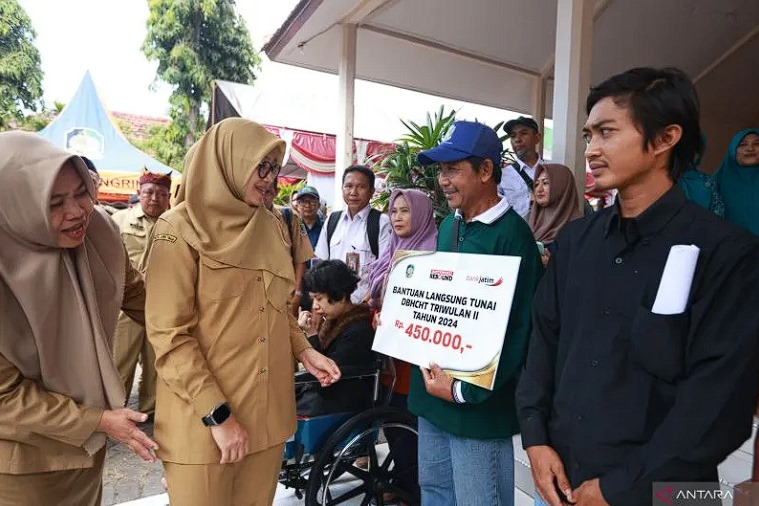 Bupati Banyuwangi Ipuk Fiestiandani menyerahkan BLT DBHCHT 2024 secara simbolis di sela kegiatan Bupati Ngantir di Desa (Bunga Desa), Senin (29/7/2024). ANTARA/HO-Humas Pemkab Banyuwang