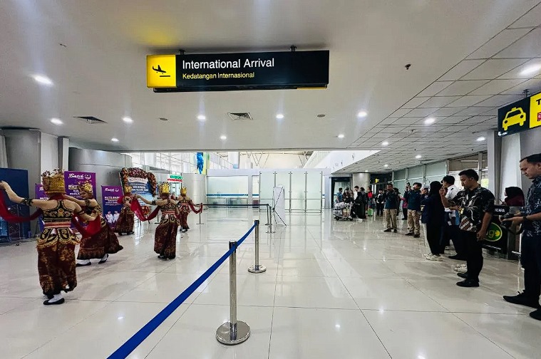 Penumpang (kiri) melihat tarian Jejer Gandrung sebagai penyambutan penumpang penerbangan perdana penerbangan rute Surabaya-Kuala Lumpur (Malaysia) oleh maskapai penerbangan Batik Air Malaysia di Bandara Internasional Juanda Surabaya, di Sidoarjo, Jatim. A