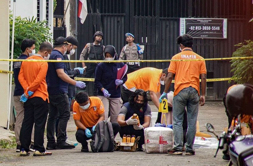 Tim Bidlabfor Polda Jatim dan Tim inafis Polres Batu mengeledah rumah kontrakan terduga teroris di Desa Junrejo, Kecamaan Junrejo, Batu, Jawa Timur, Kamis (1/8/2024)(ANTARA FOTO/Irfan Sumanjaya)