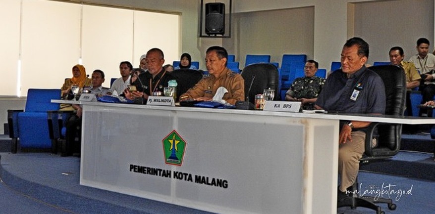 Penjabat (Pj.) Wali Kota Malang Dr. Ir. Wahyu Hidayat, MM mengikuti rakor secara daring dari Ruang Ngalam Command Center (NCC)