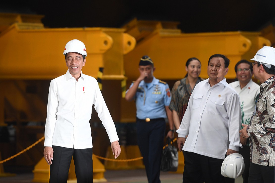 Presiden Joko Widodo (kiri) didampingi Menhan Prabowo Subianto (kedua kanan) dan DIrut PT PAL Budiman Saleh (kanan) saling berbincang ketika melakukan kunjungan sebelum Rapat Terbatas di Fasilitas Produksi Kapal Selam PT PAL, Surabaya, Jawa Timur.