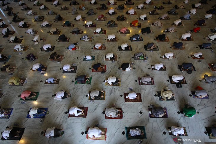 Umat muslim melaksanakan shalat Idul Adha di Masjid Al Akbar, Surabaya, Jawa Timur, Jumat (31/7/2020). Pelaksanaan shalat Idul Adha di masjid tersebut menerapkan protokol kesehatan secara ketat seperti pengecekan suhu tubuh, penggunaan masker, pengaturan 