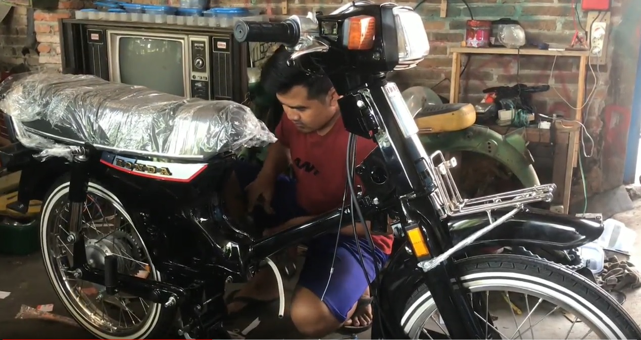 Irfan merestorasi motor jadulnya untuk dijual ke pecinta motor lawas