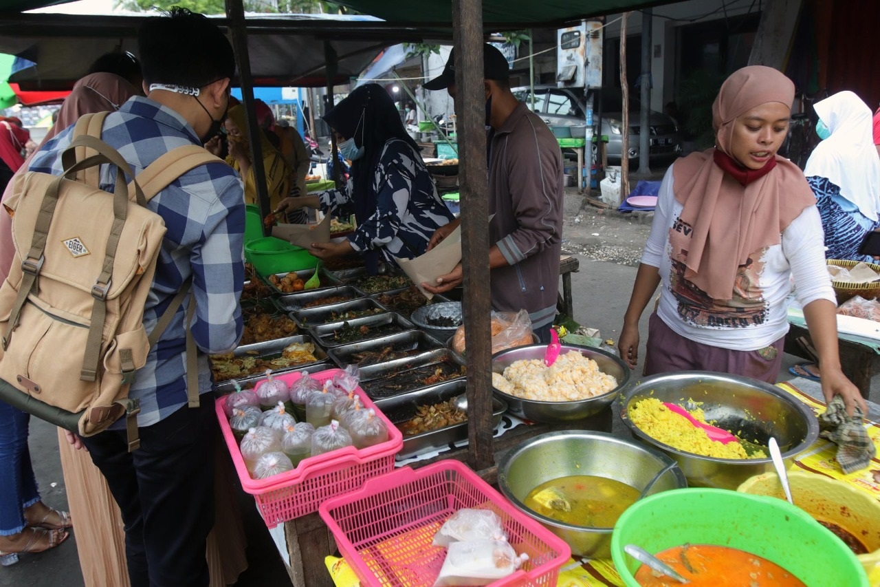 Selain gorengan aneka jenis sayur dan nasi juga dijual di Jalan Karang Menjangan ini.