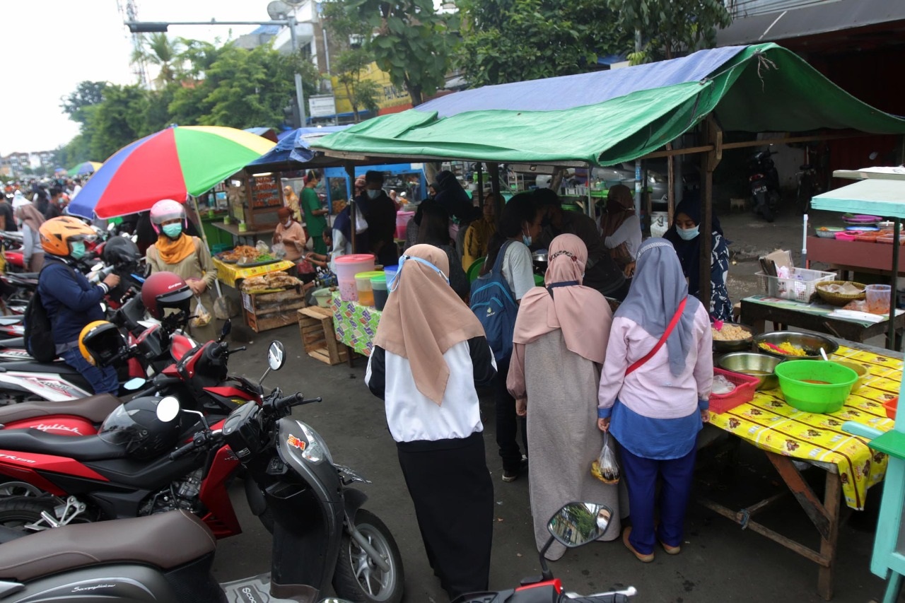Jalan Karang Menjangan Surabaya yang ramai saat menjelang buka puasa
