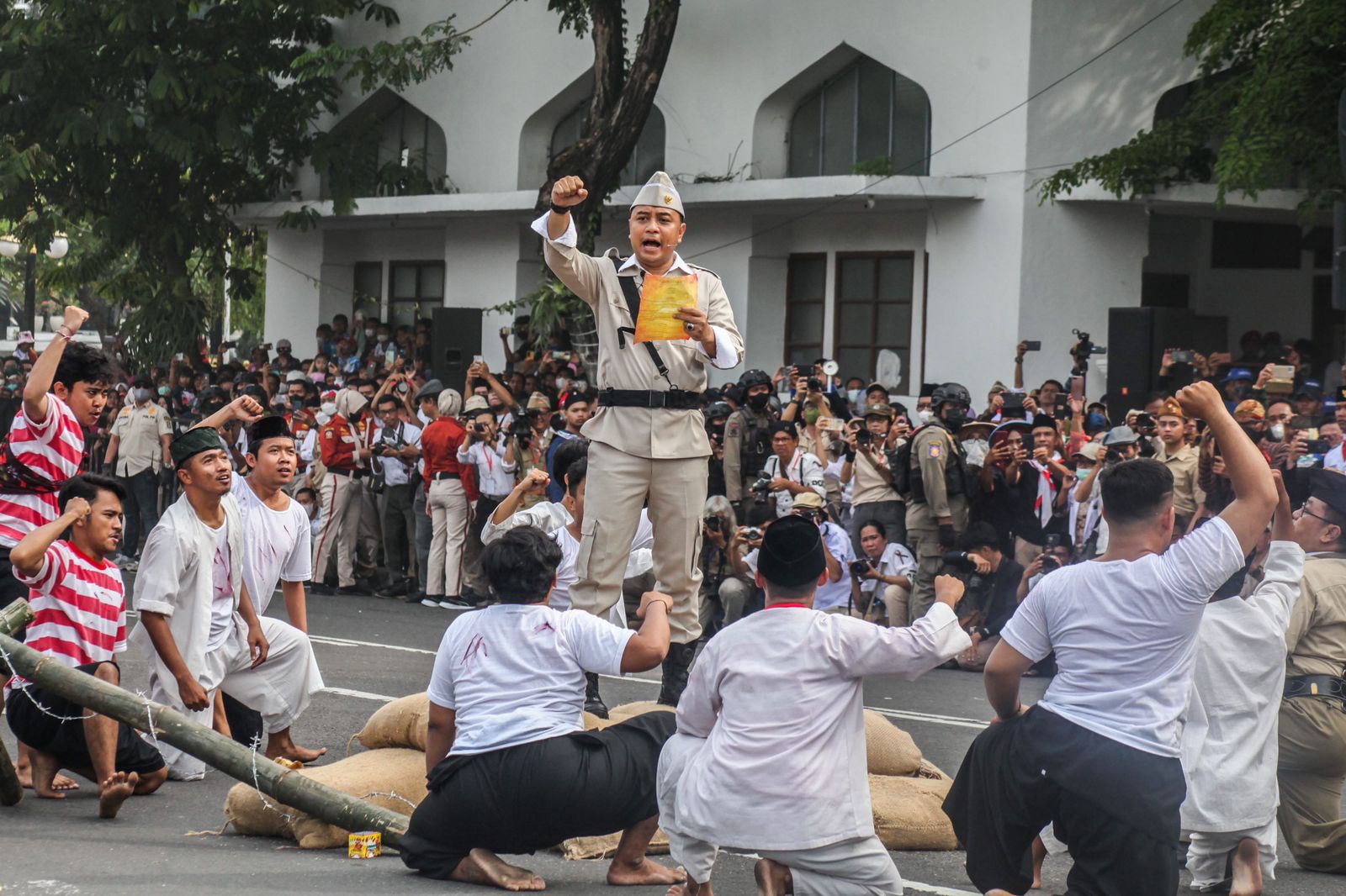 ri Cahyadi Wali Kota Surabaya memerankan Bung Tomo Pahlawan Surabaya dalam pertempuran bersejarah 10 November.