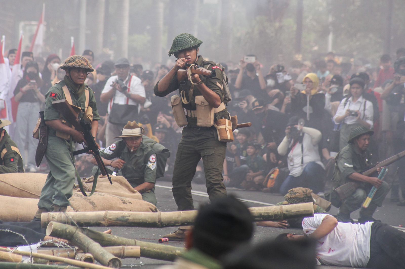 Adegan perang menggambarkan Tentara Indonesia yang mampu mendominasi medan tempur, dan membuat Tentara Sekutu terdesak.